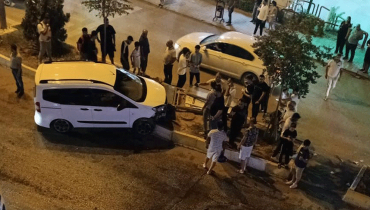 Mardin’de hafif ticari araç refüje çarparak durdu