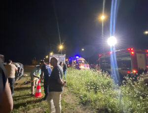 Minibüs tarlaya savrulup devrildi: 1 ölü, 1 yaralı