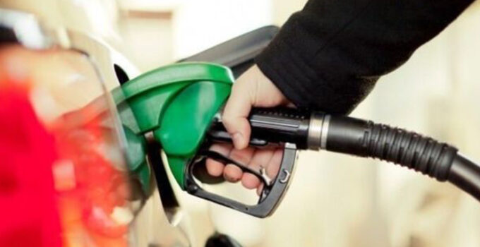 Motorinin litre fiyatına bir seferde 3.3 TL zam 55 lirayı geçecek! Benzine de zam geliyor
