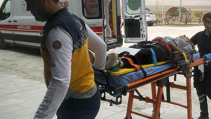 Motosiklet kaldırıma çarptı: 2 yaralı
