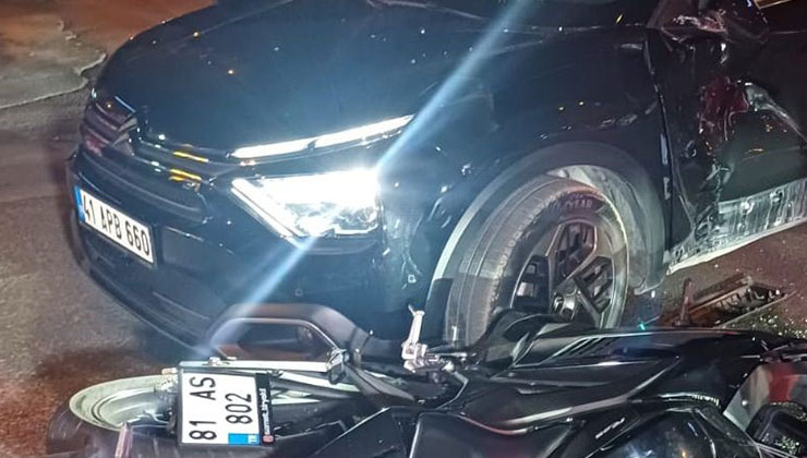 Motosiklet sürücüsü takla atıp otomobilin üzerine düştü.