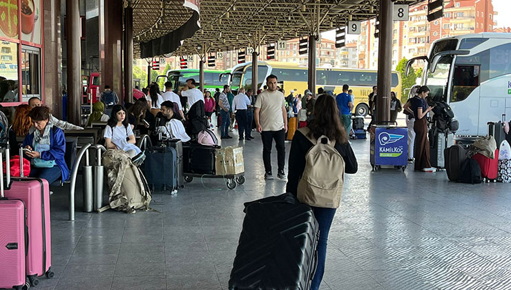 Otobüs terminalleri en yoğun günlerini yaşıyor