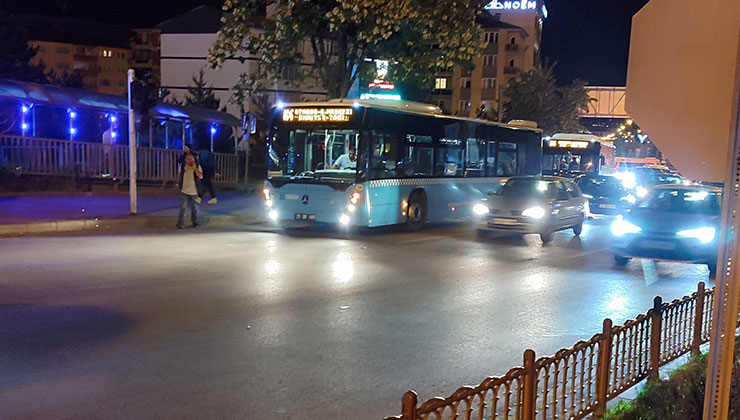 Otobüsten inen kadın yolcuya motosiklet çarptı