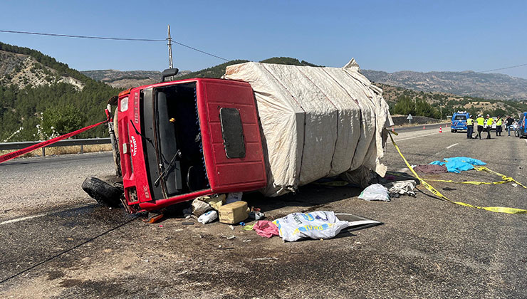 Otomobil ile kamyonet çarpıştı: 1 ölü, 4 yaralı