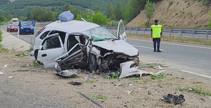 Otomobil menfeze çarptı: 1 ölü, 3 yaralı
