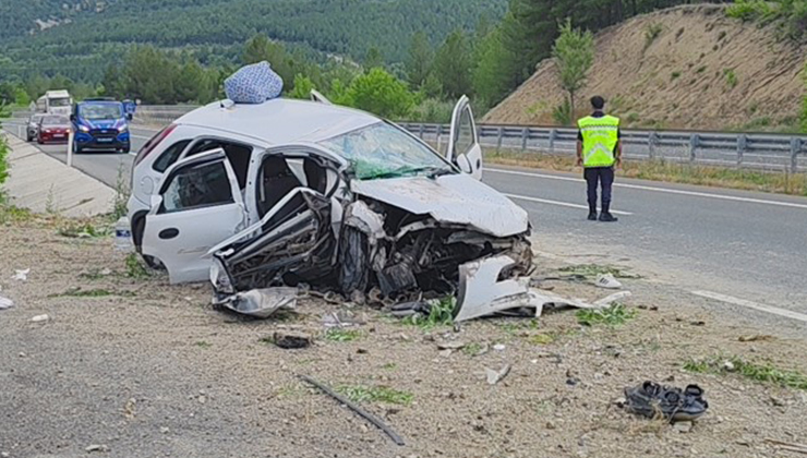 Otomobil menfeze çarptı: 1 ölü, 3 yaralı