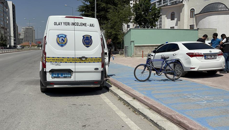 Otomobilin çarptığı bisikletli hayatını kaybetti