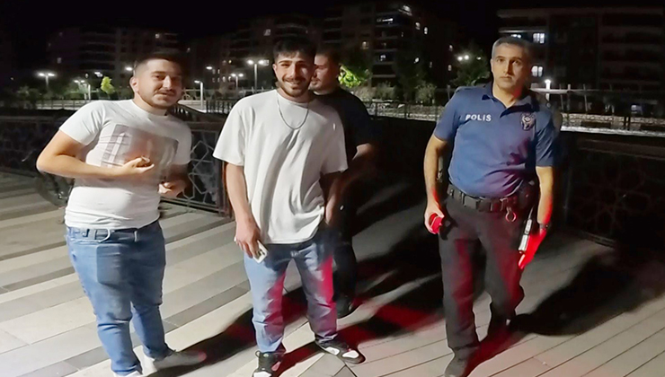 Parkta motosiklet sürdü, polise direnip gazeteci ve bekçilerin görüntüsünü çekti