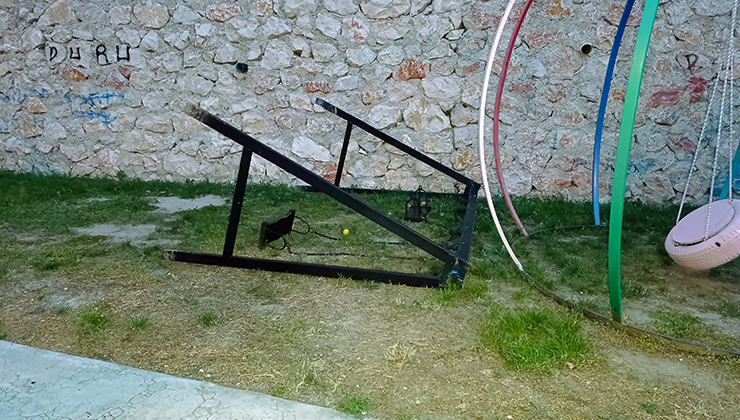 Parkta sallanırken devrilen demir salıncağın altında kalan Yağız hayatını kaybetti