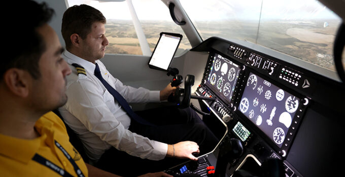 Pilot adayları simülasyon merkezinde gerçek zamanlı uçuş deneyimi yaşıyor