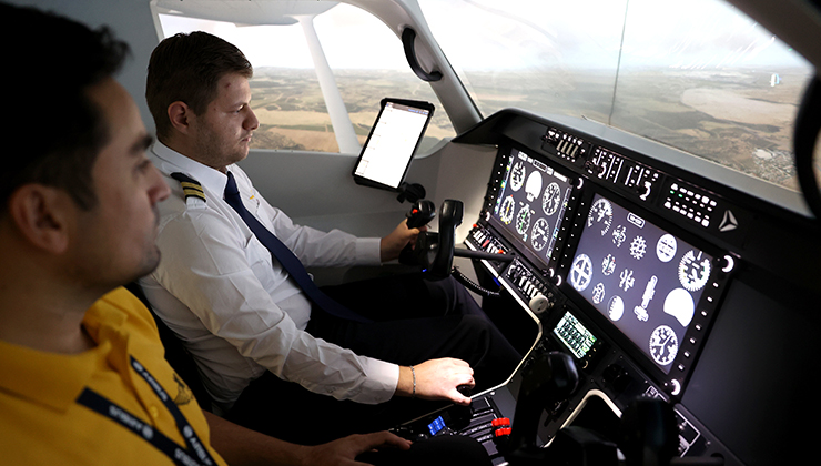 Pilot adayları simülasyon merkezinde gerçek zamanlı uçuş deneyimi yaşıyor