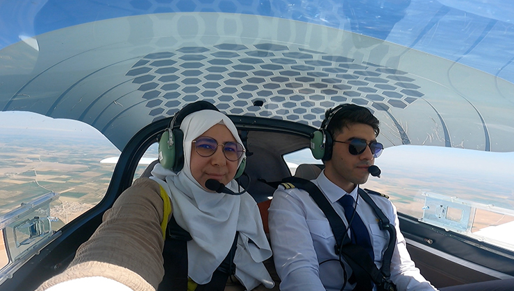 Pilotaj bölümü mezunu oğlunun uçuşuna eşlik eden anne, heyecan ve mutluluğu bir arada yaşadı