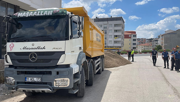 Polisten kaçamayacağını anlayınca fazla yükünü sanayinin ortasına döktü