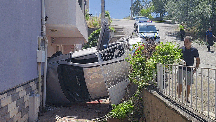 Rampa aşağı kayıp ağaca çarpan otomobil apartman girişinde devrildi: 5 yaralı