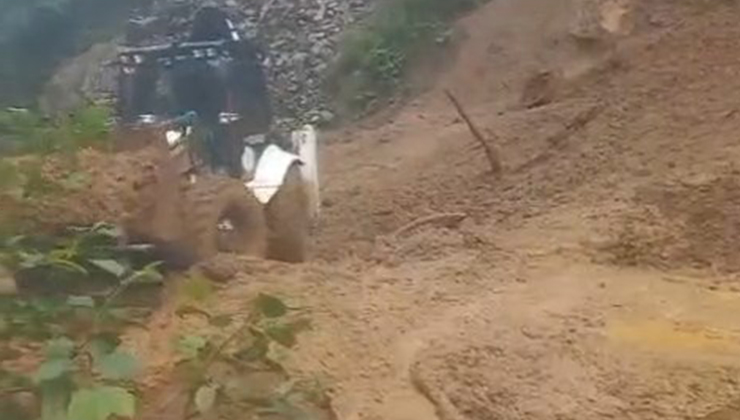 Rize’de heyelan; kapanan köy yolu ulaşıma açıldı