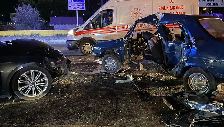 Sakarya’da 2 otomobil çarpıştı; 5 yaralı