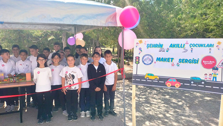 Sarayönü Kaymakamı Çakmak, dereceye giren öğrencileri ödüllendirdi