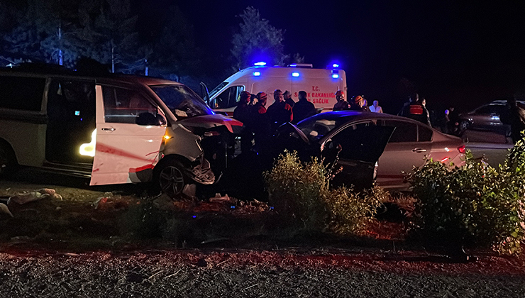 Sivas’ta ters yöne giren minibüs otomobille çarpıştı: 1 ölü, 8 yaralı