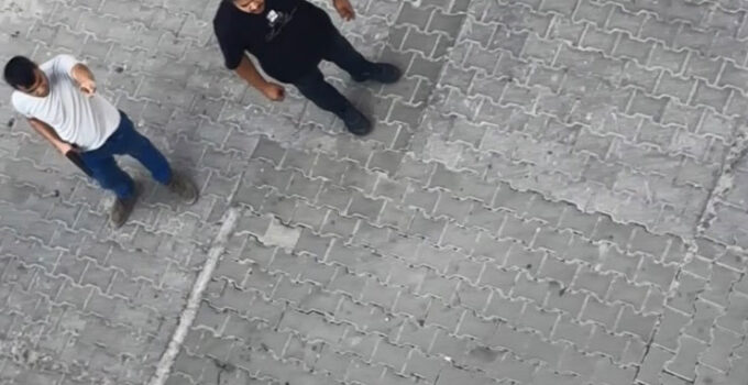 Sokakta eşini bıçakla rehin aldı, vatandaş tek hamleyle kurtardı: O anlar kamerada