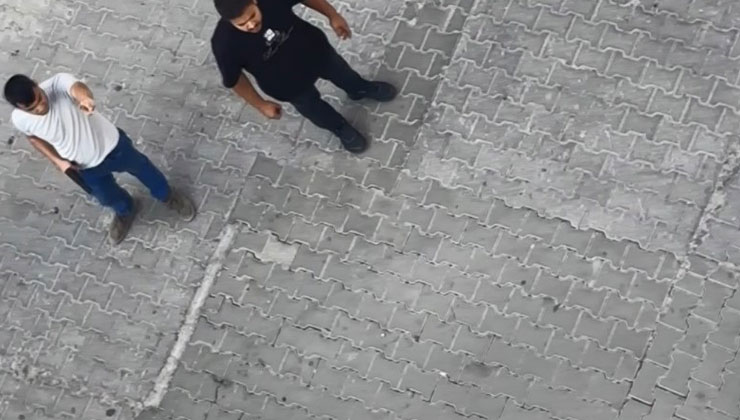 Sokakta eşini bıçakla rehin aldı, vatandaş tek hamleyle kurtardı: O anlar kamerada