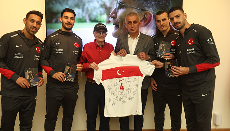 TFF Başkanı Hacıosmanoğlu ve A Milli Takım oyuncularından Aziz Sancar’a ziyaret