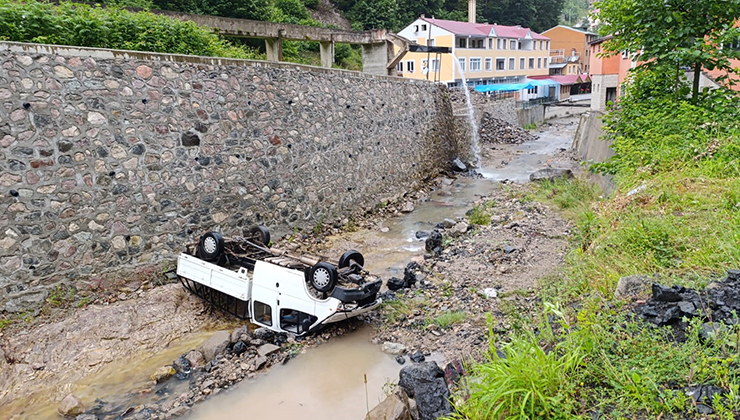 Trabzon’da kamyonet dereye uçtu: 2 yaralı