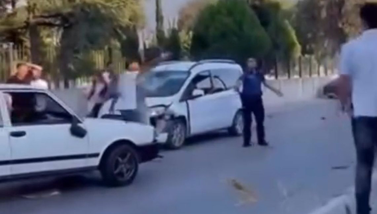 Trafik kazasının ardından tartıştığı 5 kişilik aileyi bıçakladı