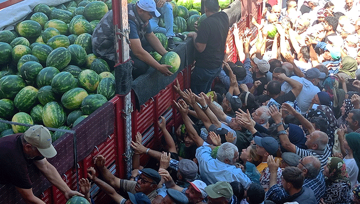 Ücretsiz dağıtılan 26 ton karpuz 45 dakikada bitti