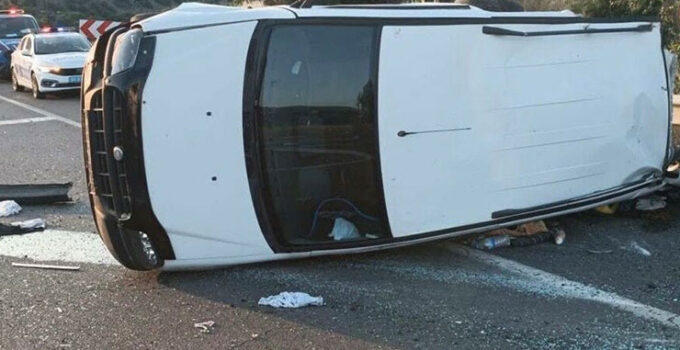 Uşak’ta hafif ticari araç devrildi: 1 ölü, 4 yaralı