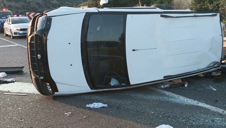 Uşak’ta hafif ticari araç devrildi: 1 ölü, 4 yaralı