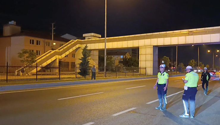Üst geçidi kullanmayıp yoldan karşıya geçmeye çalışan yayaya otobüs çarptı