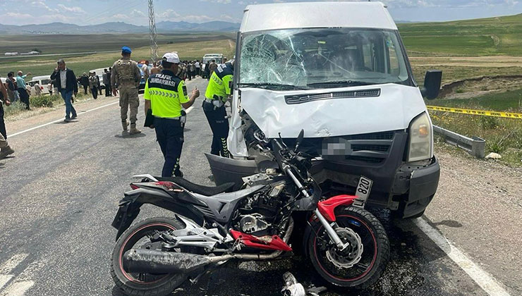 Van’da motosiklet ile minibüs çarpıştı: 2 ölü