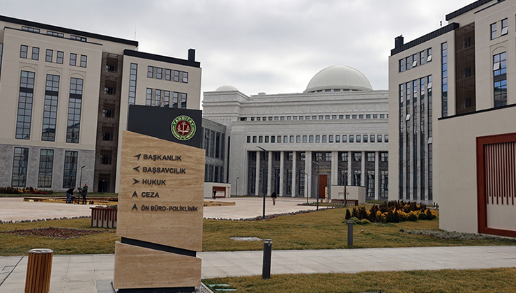 Yargıtay, evinin çevresinde dolaştığı kadına çiçek gönderen kişiye “cinsel taciz”den verilen cezayı bozdu