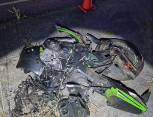 Yarış yaparken farları yanmayan otomobile çarpan motosikletler paramparça oldu: 1 ölü