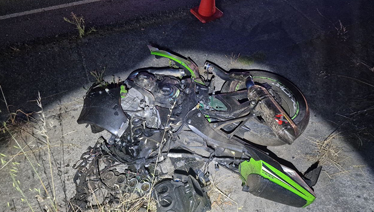 Yarış yaparken farları yanmayan otomobile çarpan motosikletler paramparça oldu: 1 ölü