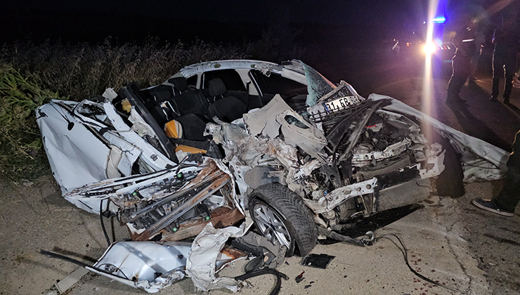 Yolda park halindeki tıra çarpan otomobilin sürücüsü yaralandı