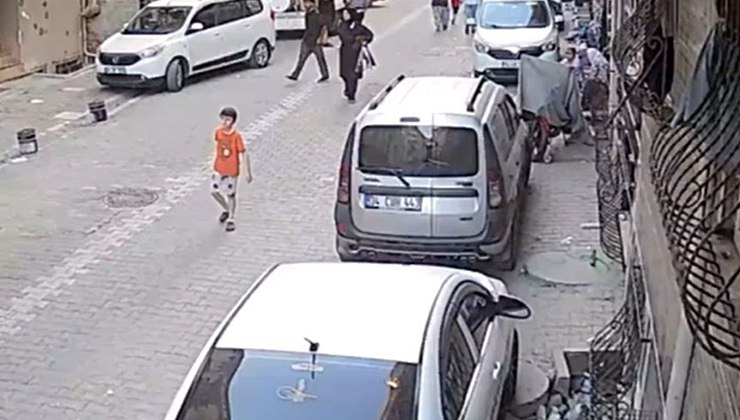 Yolda yürüyen kadın, hırsızın hedefi oldu; cebinden telefonu çalındı