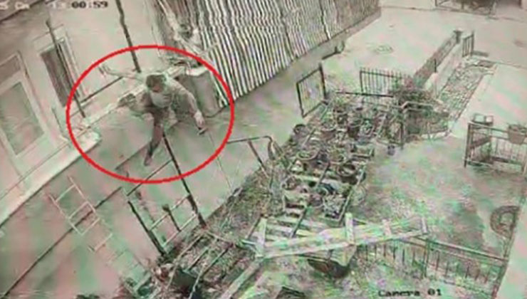 Yük asansörü kurulumu yapan ustanın iskeleden düşme anı kamerada