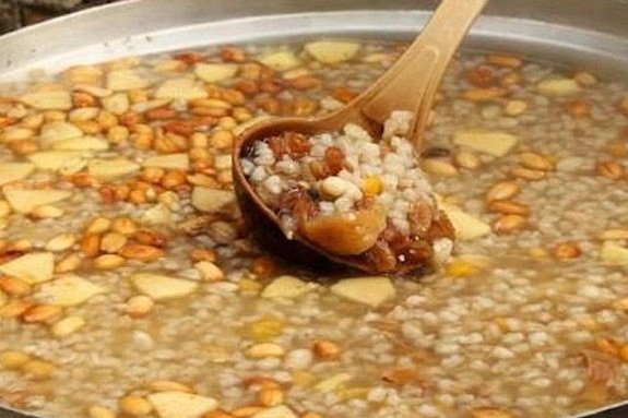 Yalıhüyük Belediyesi aşure dağıttı