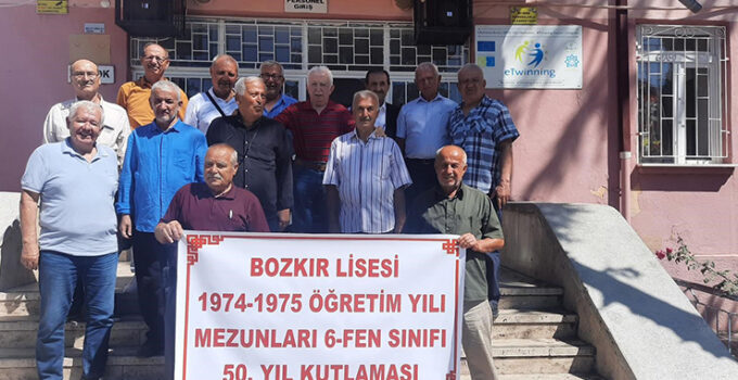 50 yıl sonra mezun oldukları okulda buluştular