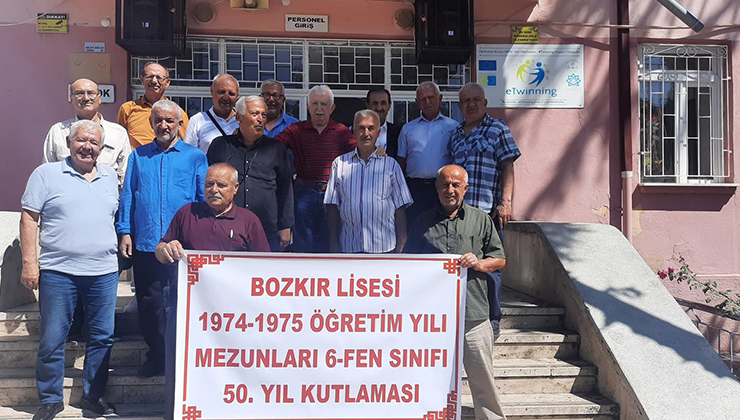 50 yıl sonra mezun oldukları okulda buluştular