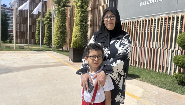 Konya’daki depremzede babaanne ile otizmli torunu birbirine güç veriyor