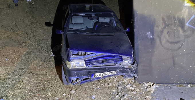 Otomobil şarampole uçup trafoya çarptı: Kazayı burnu bile kanamadan atlattı