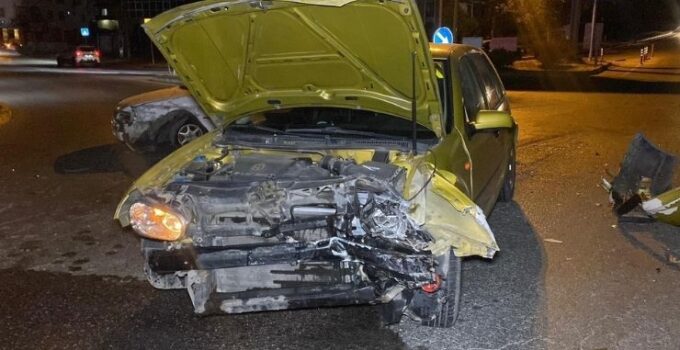Kavşakta iki otomobil çarpıştı: 4 yaralı