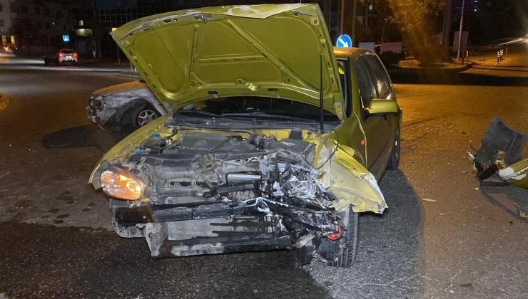 Kavşakta iki otomobil çarpıştı: 4 yaralı
