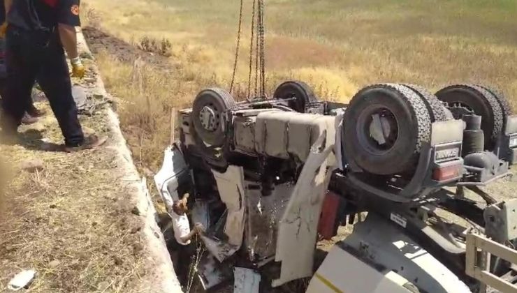 Şanlıurfa’da kum kamyonu şarampole devrildi: 2 yaralı