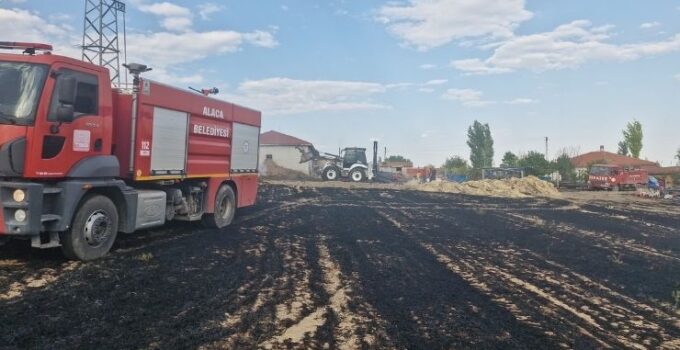 Çorum’da elektrik direğinden çıkan kıvılcım yangına sebep oldu