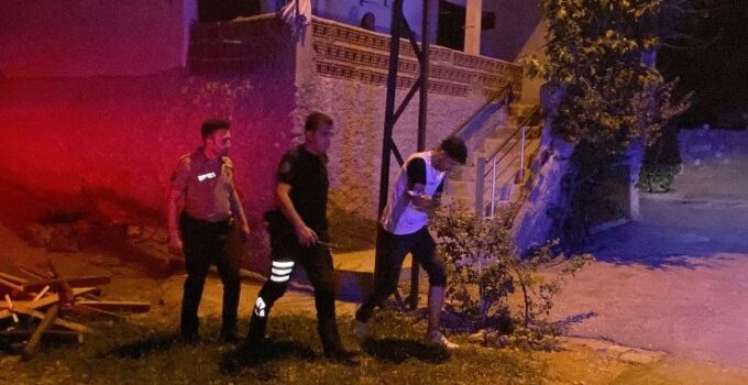 Tartışan 2 arkadaş birbirini bıçakladı: 2 yaralı