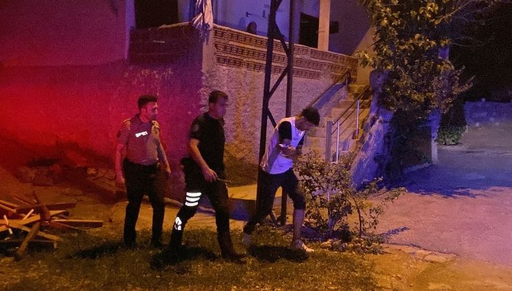 Tartışan 2 arkadaş birbirini bıçakladı: 2 yaralı