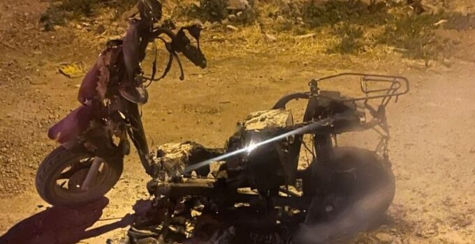 Plakasız motosiklet yanarak kullanılamaz hale geldi